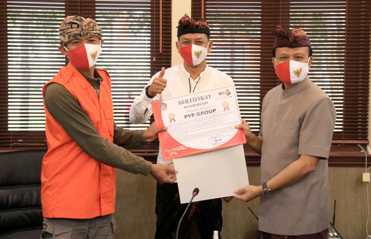 podiumnews.com-Sekda Dewa Indra Serahkan Sertifikat Penghargaan untuk Relawan Covid-19